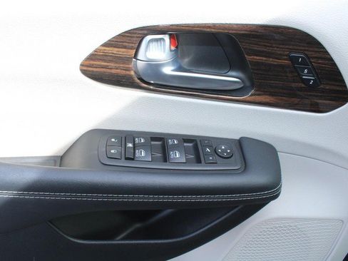 Used 2023 Chrysler Pacifica Limited FWD image 9