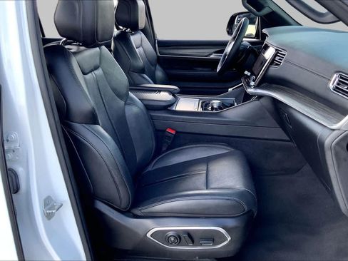 Used 2024 Jeep Wagoneer Series II w/ Flexible Seating Group RWD image 9