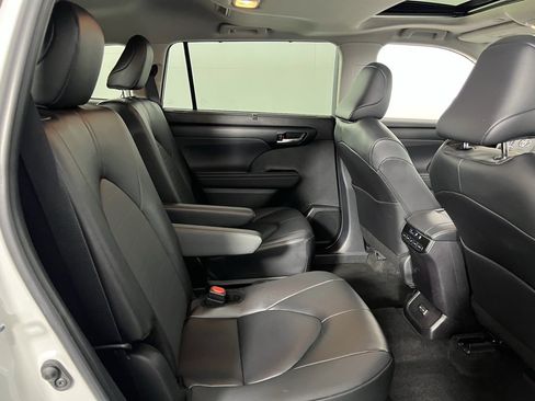 Used 2025 Toyota Highlander XLE image 30