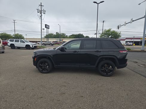 Used 2024 Jeep Grand Cherokee Altitude AWD/4WD image 8