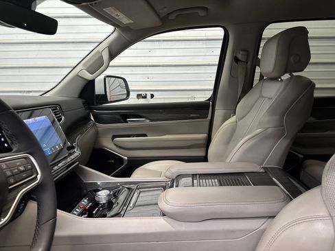 Used 2022 Jeep Wagoneer Series II AWD/4WD image 19