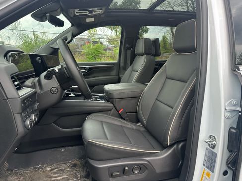 Used 2026 Chevrolet Suburban Premier AWD/4WD image 9