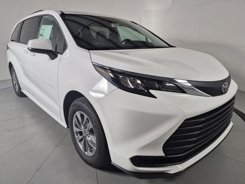 New 2026 Toyota Sienna LE FWD image 6