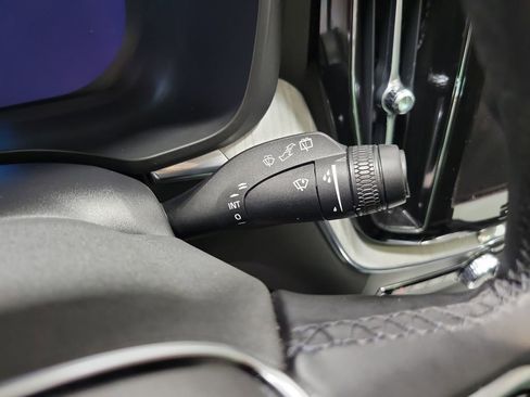 Used 2025 Volvo XC60 B5 Plus image 39