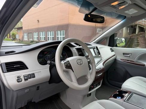 Used 2013 Toyota Sienna XLE w/ Premium Pkg image 20