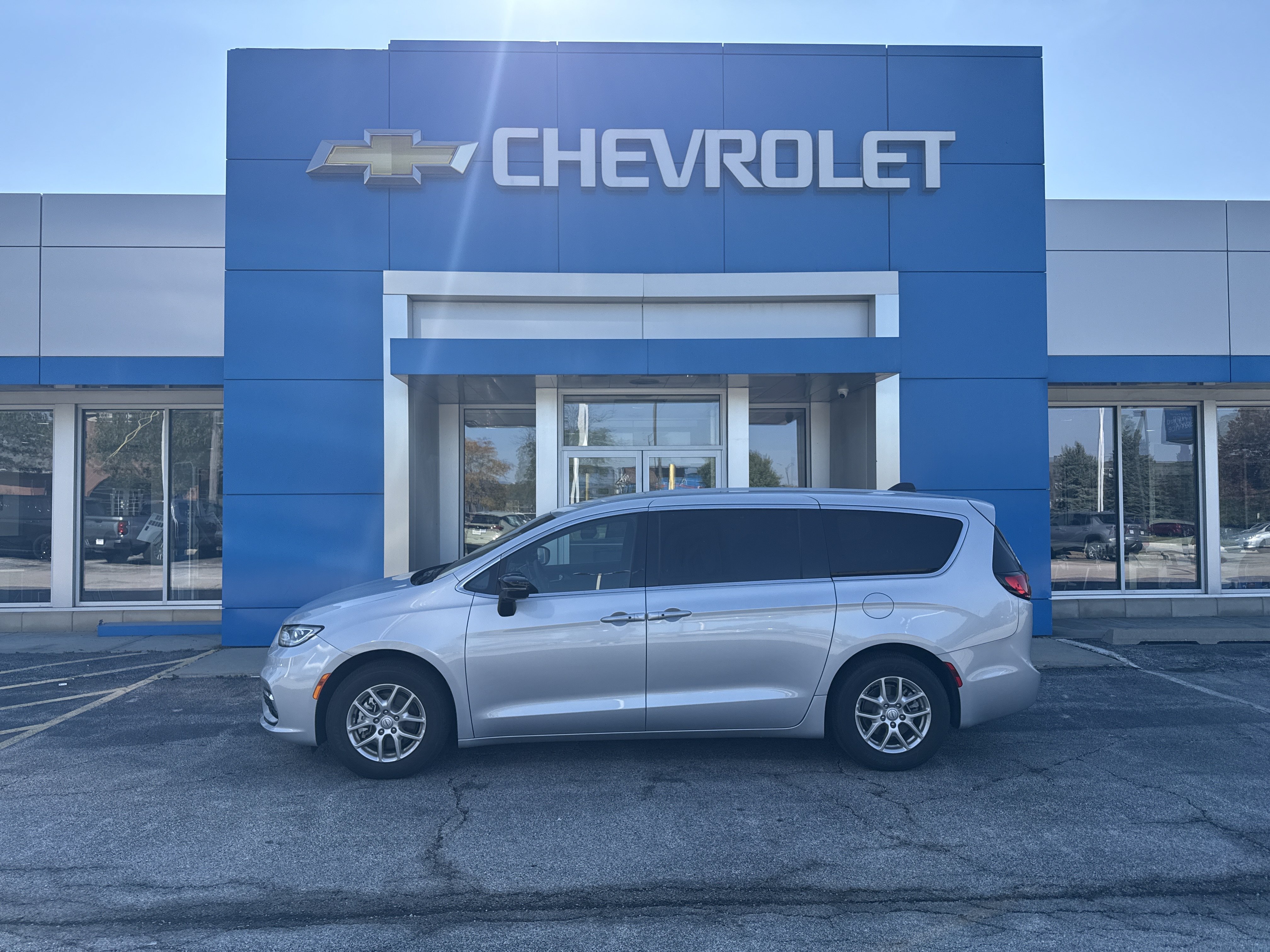 Used 2026 Chrysler Pacifica Select FWD image 2
