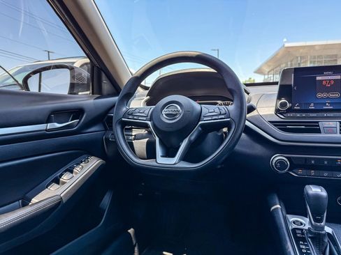 Used 2022 Nissan Altima 2.5 SV FWD image 15