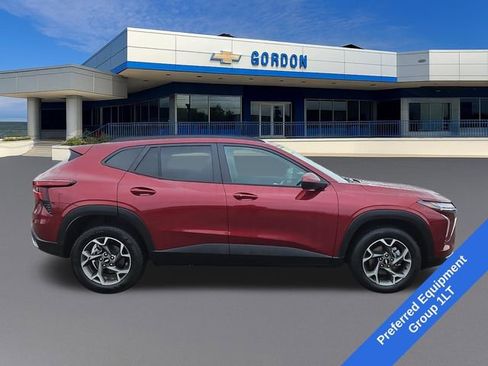 Used 2025 Chevrolet Trax LT w/ LT Convenience Package image 6