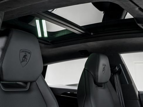 Used 2025 Lamborghini Urus SE AWD/4WD image 43