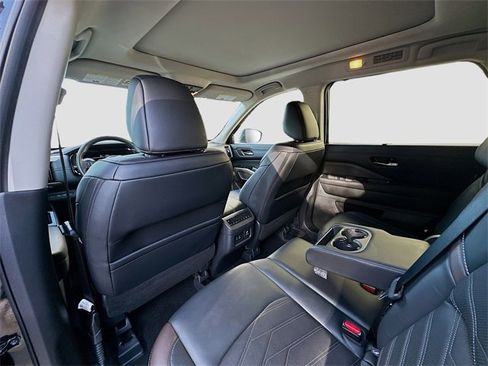 Used 2024 Nissan Pathfinder Platinum w/ Cargo Package image 23