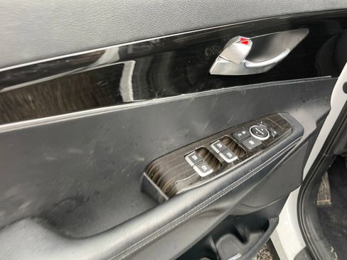 Used 2020 Kia Sorento LX image 12