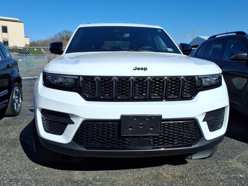 Used 2023 Jeep Grand Cherokee Altitude image 2