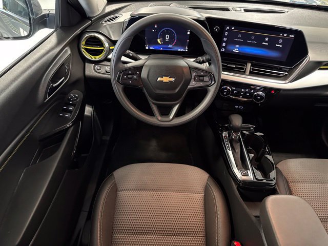 Used 2025 Chevrolet Trax LT FWD image 4