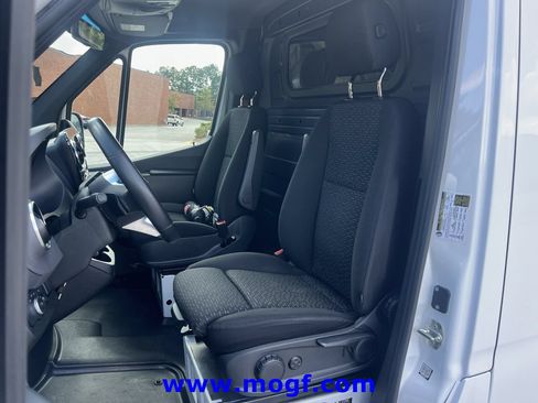 Used 2025 Mercedes-Benz Sprinter 2500 image 17
