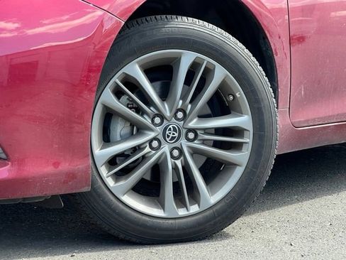 Used 2016 Toyota Camry SE w/ Moonroof Package FWD image 2