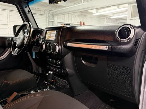 Used 2016 Jeep Wrangler Unlimited Sahara AWD/4WD image 17