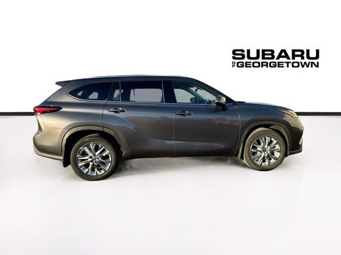 Used 2020 Toyota Highlander Limited image 8