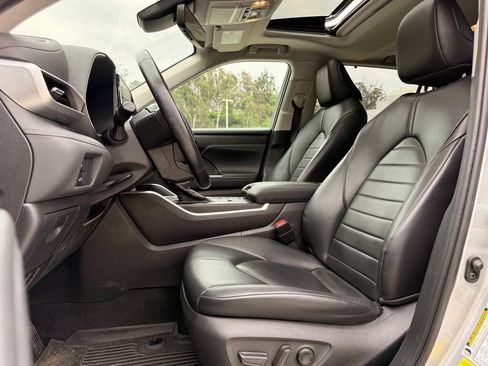 Used 2022 Toyota Highlander XLE image 14