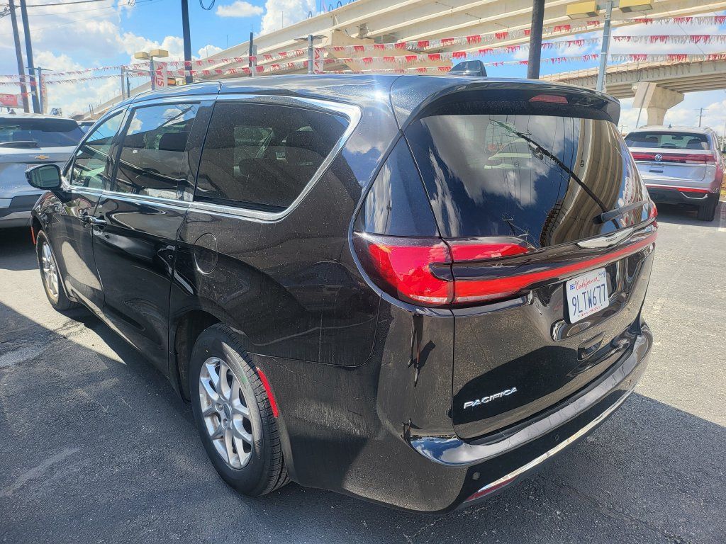 Used 2025 Chrysler Pacifica Select FWD image 9