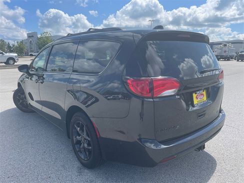 Used 2019 Chrysler Pacifica Touring-L Plus image 8