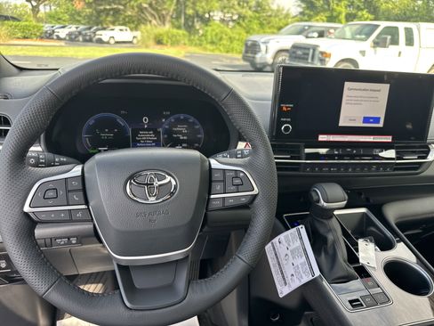 New 2025 Toyota Sienna Platinum image 19