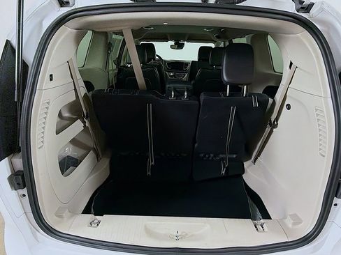 Used 2024 Chrysler Pacifica Touring-L image 14