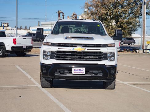 Used 2024 Chevrolet Silverado 2500 Custom w/ Custom Value Package image 6