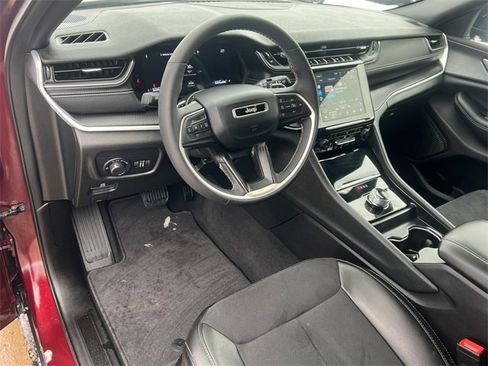 Used 2024 Jeep Grand Cherokee Altitude image 17