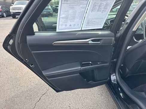 Used 2017 Ford Fusion SE w/ Fusion SE Technology Package image 35