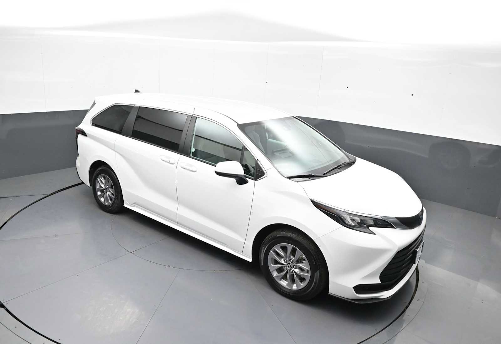 Certified 2025 Toyota Sienna LE FWD image 36