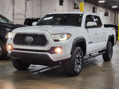 Used 2018 Toyota Tacoma TRD Off-Road AWD/4WD image 4