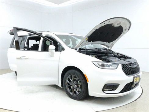 Used 2021 Chrysler Pacifica Touring w/ S Appearance Package image 9