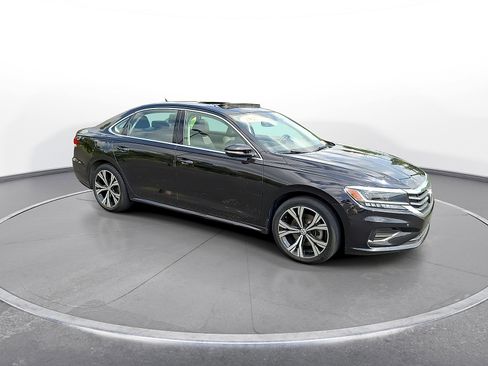 Used 2022 Volkswagen Passat 2.0T SE FWD image 2