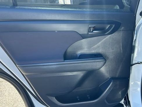 Used 2024 Toyota Highlander LE FWD image 14