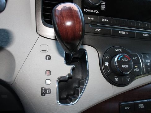 Used 2011 Toyota Sienna XLE w/ Entertainment Pkg FWD image 8