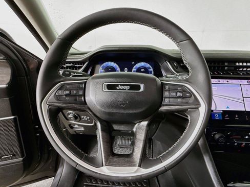 Used 2023 Jeep Grand Cherokee L Limited w/ Black Appearance Package AWD/4WD image 4