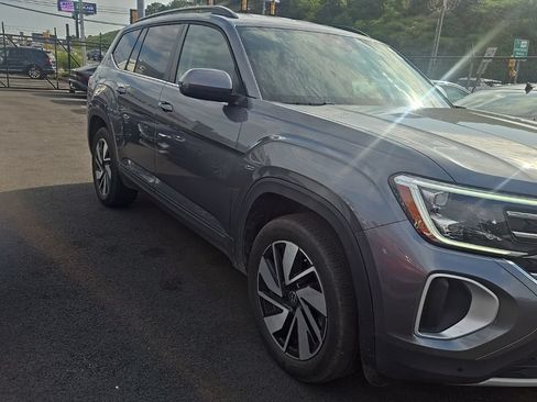 Used 2025 Volkswagen Atlas SE FWD image 2