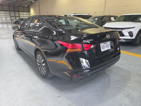Used 2025 Nissan Altima 2.5 SV FWD image 8
