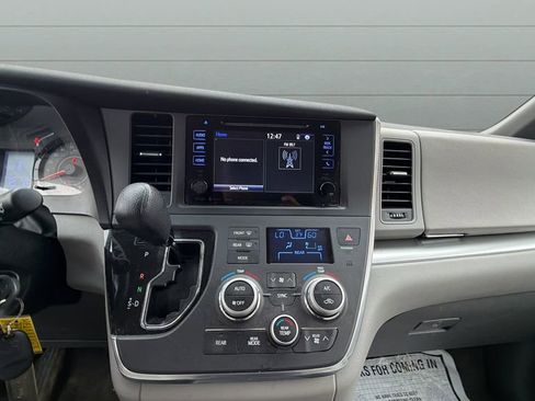 Used 2016 Toyota Sienna LE image 25
