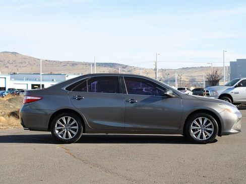 Used 2016 Toyota Camry XLE image 7