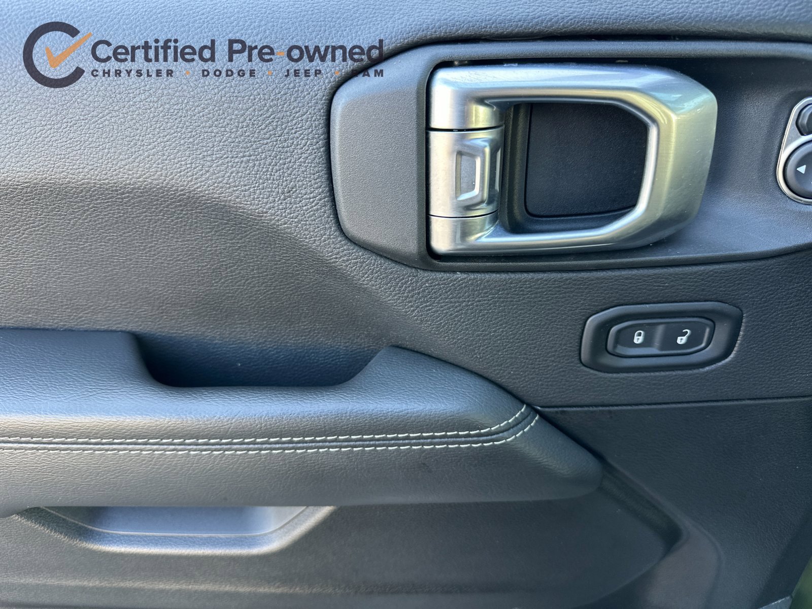 Used 2022 Jeep Wrangler Unlimited Sahara w/ Cold Weather Group AWD/4WD image 12