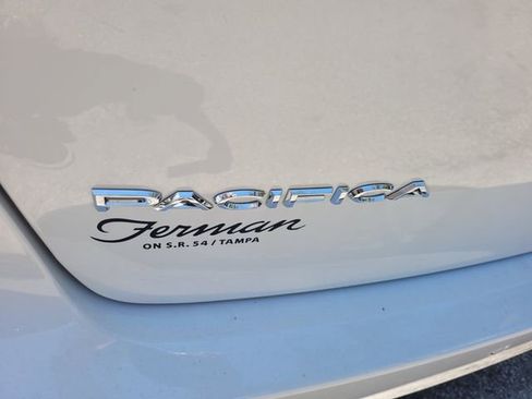 New 2025 Chrysler Pacifica Select image 9