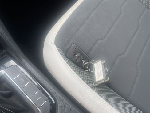 Used 2025 Volkswagen Taos SE image 22