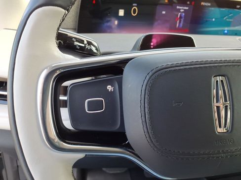 Used 2025 Lincoln Navigator Reserve image 18