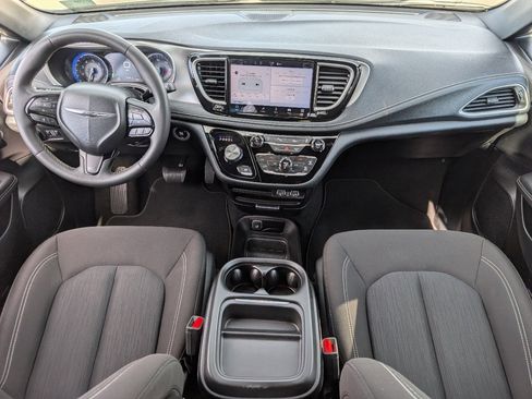 Used 2024 Chrysler Pacifica Touring image 4