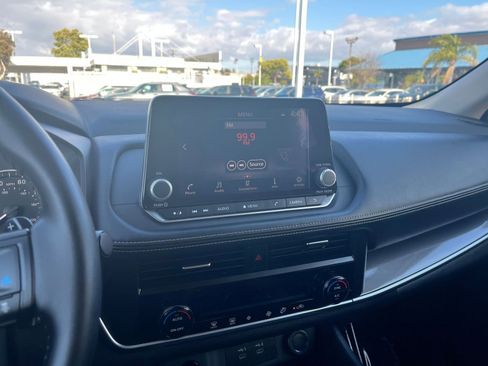Used 2025 Nissan Rogue SV FWD image 17