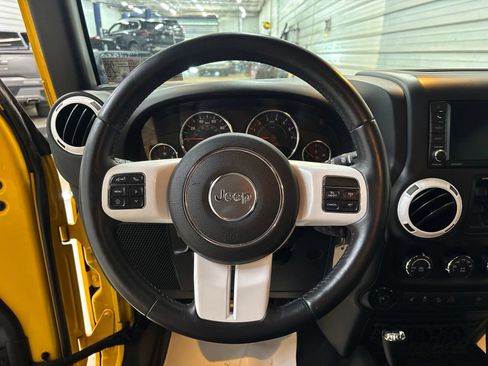 Used 2015 Jeep Wrangler Unlimited Sahara AWD/4WD image 15