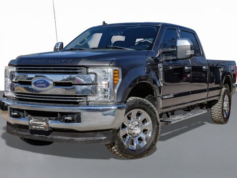Used 2019 Ford F350 Lariat w/ Chrome Package image 4