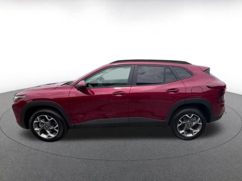 Used 2025 Chevrolet Trax LT FWD image 7