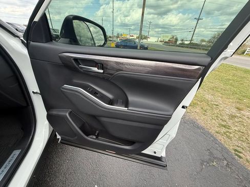 Used 2025 Toyota Highlander Limited image 23